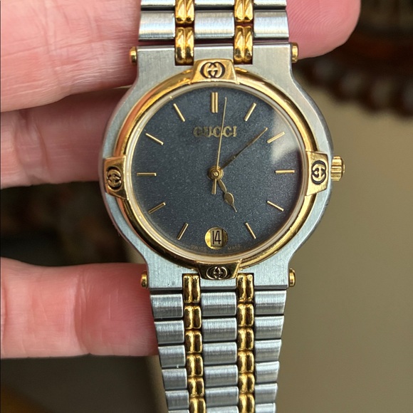 Gorgeous vintage Gucci watch. Feels like butter when on wrist! Make offer! - Picture 9 of 11
